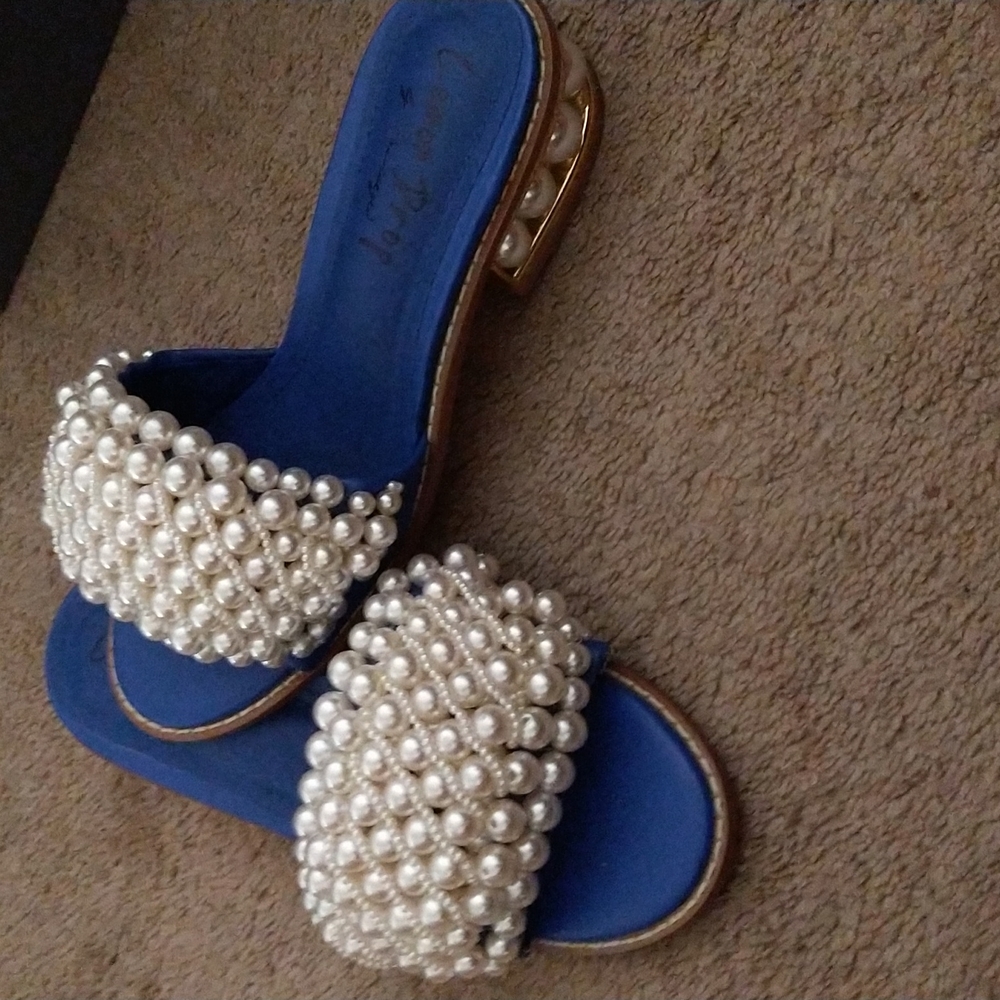 Voguish Chic Pearl slides